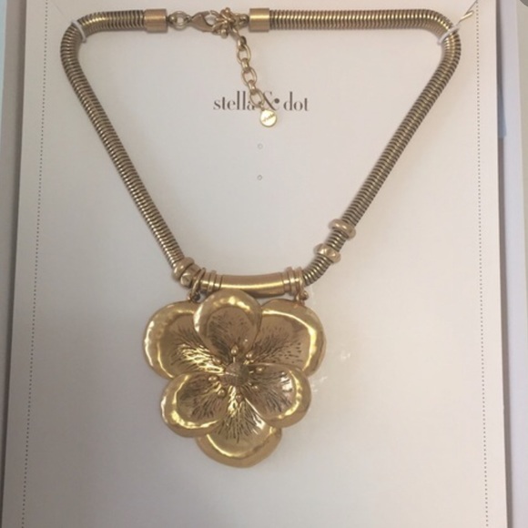 Stella & Dot bloom Gold flower necklace - Picture 4 of 8